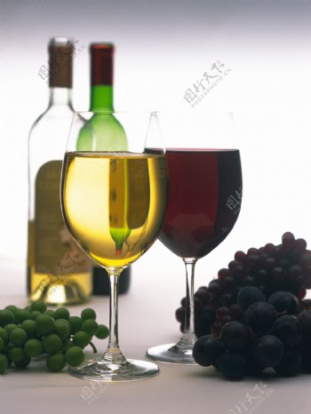 葡萄与洋酒摄影图片