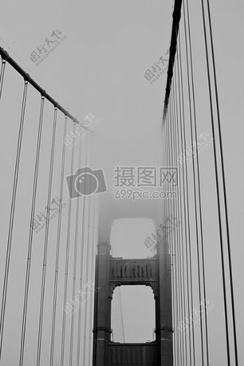 雾气昭昭的大桥上