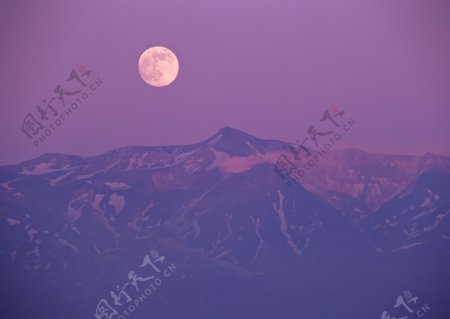 雪山月亮风景摄影图片