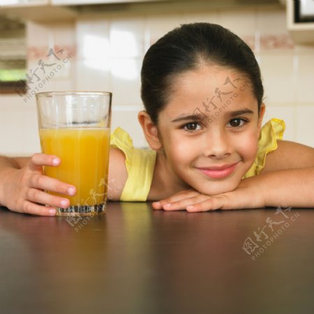 果汁与扒在桌上的儿童图片