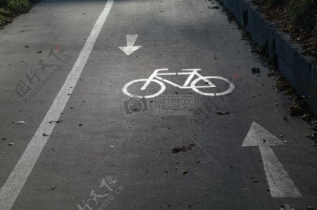 路上自行车道的标志