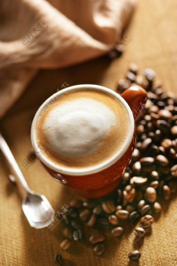 咖啡豆和一杯咖啡图片