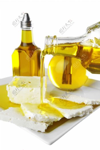 黄色橄榄油图片