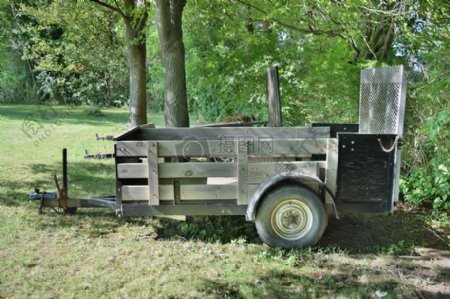 草地上的木质小车