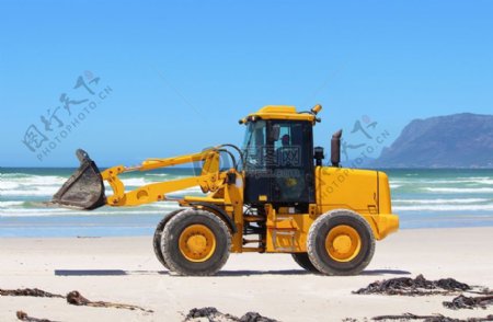 沙滩上的挖土机
