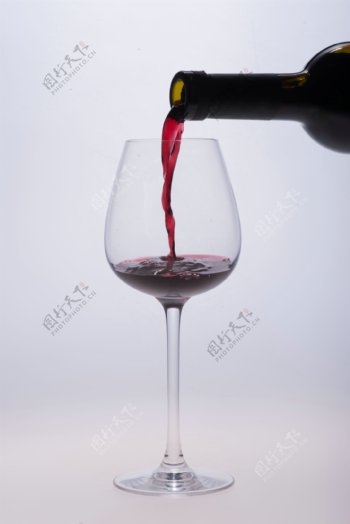 倒入杯中的葡萄酒图片