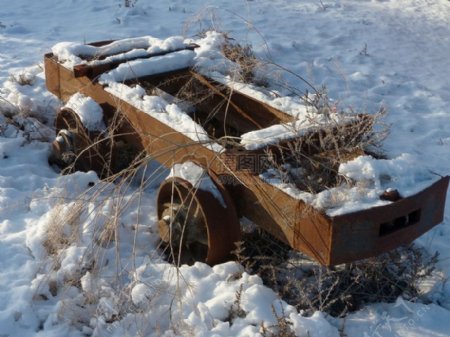雪地里的金属小车