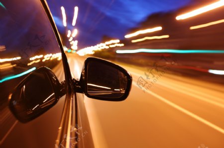 飞速行驶时的汽车反光镜图片