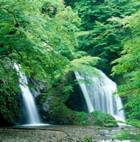 绿树青山瀑布景色图片
