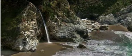 美丽的海滩石缝中的小瀑布高清实拍视频素材
