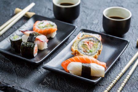 盘子中的日本寿司图片