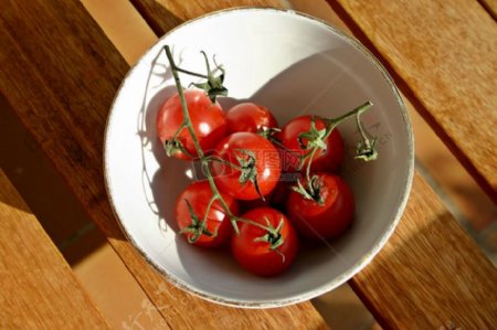 白色碗里的小西红柿
