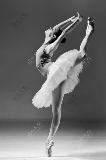 跳芭蕾舞的女人图片