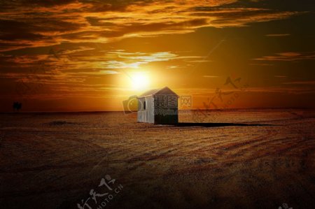 夕阳沙漠中的小屋