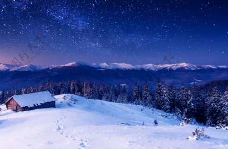 星空下的雪地小屋图片