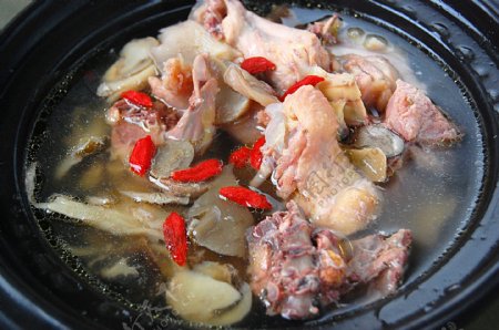野山菌煨土鸡土鸡汤