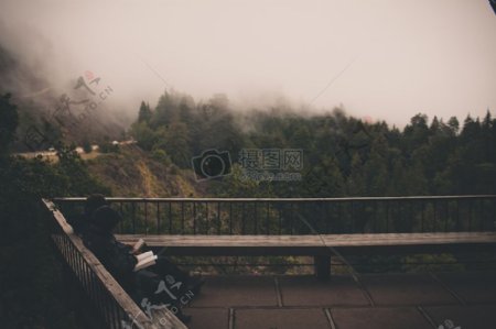 板凳自然放松坐云里雾里休息观景平台阅读观察甲板