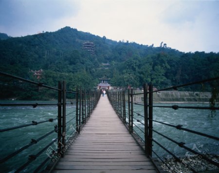 青山寺庙大桥图片