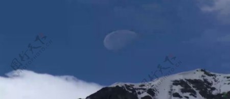 蓝天上半透明月亮实拍视频素材