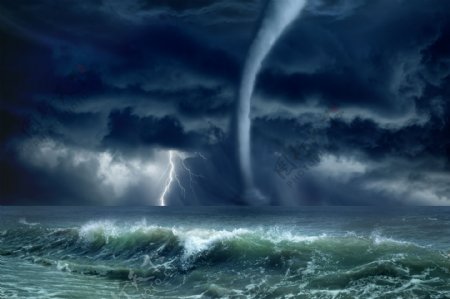 海面上的龙卷风图片