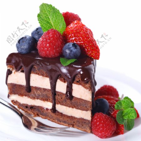 巧克力蛋糕与新鲜浆果图片