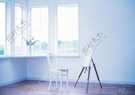 屋子里的椅子和画架图片