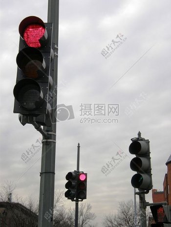 路口旁的红绿灯