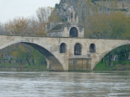 河面上的拱桥