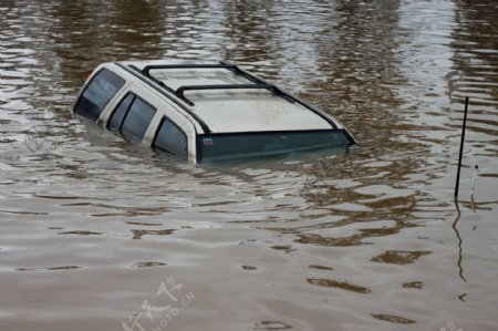被洪水淹没的轿车图片