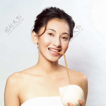 喝椰子汁的美女图片