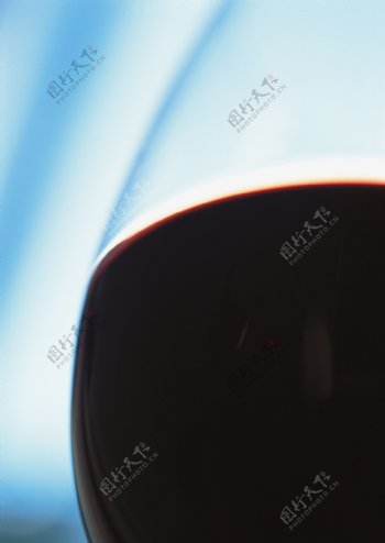 红酒酒杯特写图片