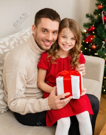 开心过圣诞节的爸爸与女儿图片
