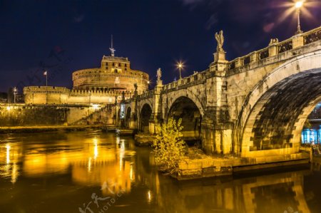 大桥和欧式建筑夜景图片