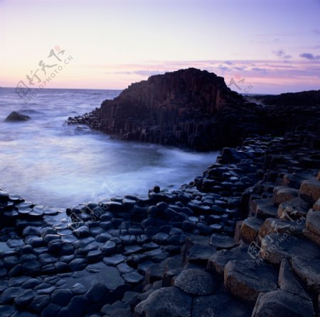 海边的许多岩石图片