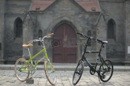 古建筑前的自行车
