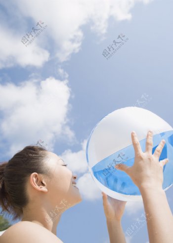 沙滩美女与空气球图片