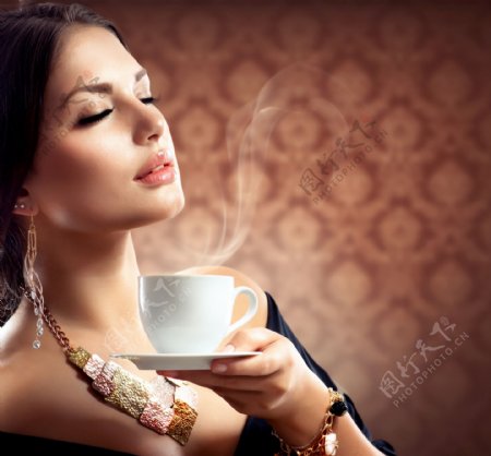 闻咖啡香的高贵美女图片