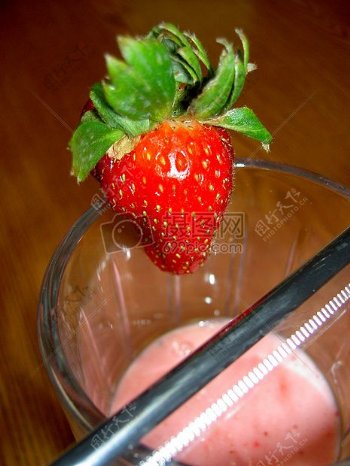 杯口的草莓