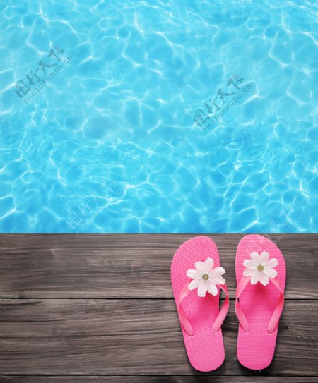 游泳池边的粉红拖鞋图片