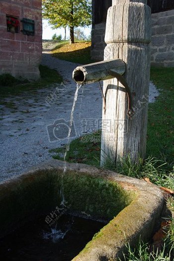 乡村的压水机