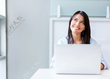 正在电脑上办公的外国女白领图片