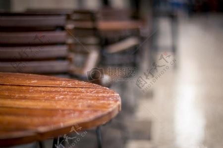 餐厅表雨潮湿下雨