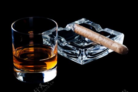 威士忌酒与雪茄图片