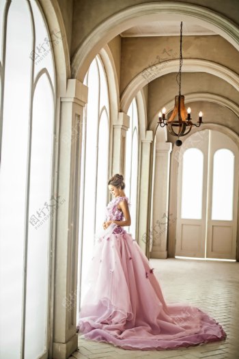 站在走廊里的新娘美女图片