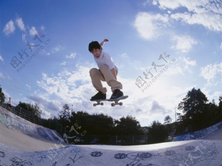 腾空跳跃的滑板青年图片