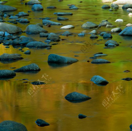 河水中的许多石头图片