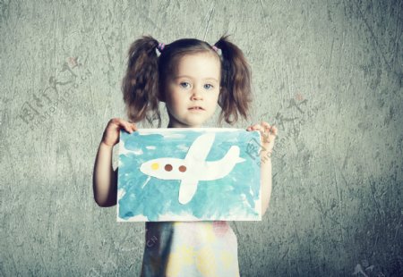 手拿飞机画的小女孩图片