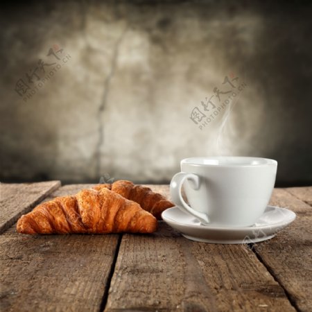 木板上的面包与咖啡图片
