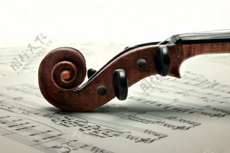 一把小提琴与乐谱图片