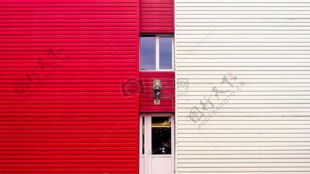 红色建筑白色条纹极简主义主题极简主义